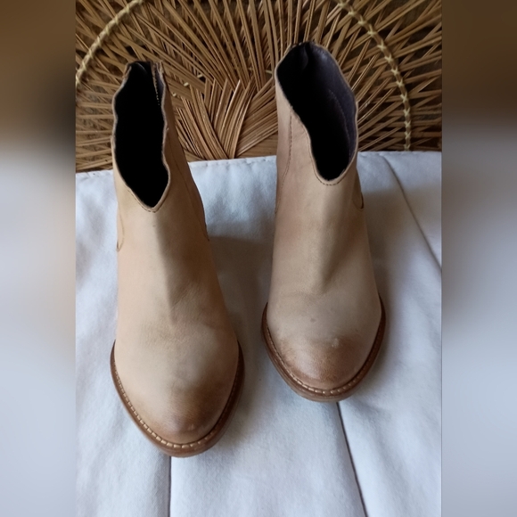 Journee Collection Womens ARIKA Tan Ankle Booties Shoes 8.5 - Picture 2 of 6